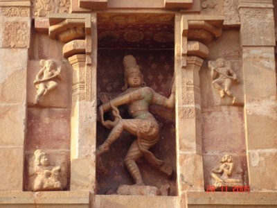 Reliëf van een dansende tempelfiguur in steen, Route Zuid-India.