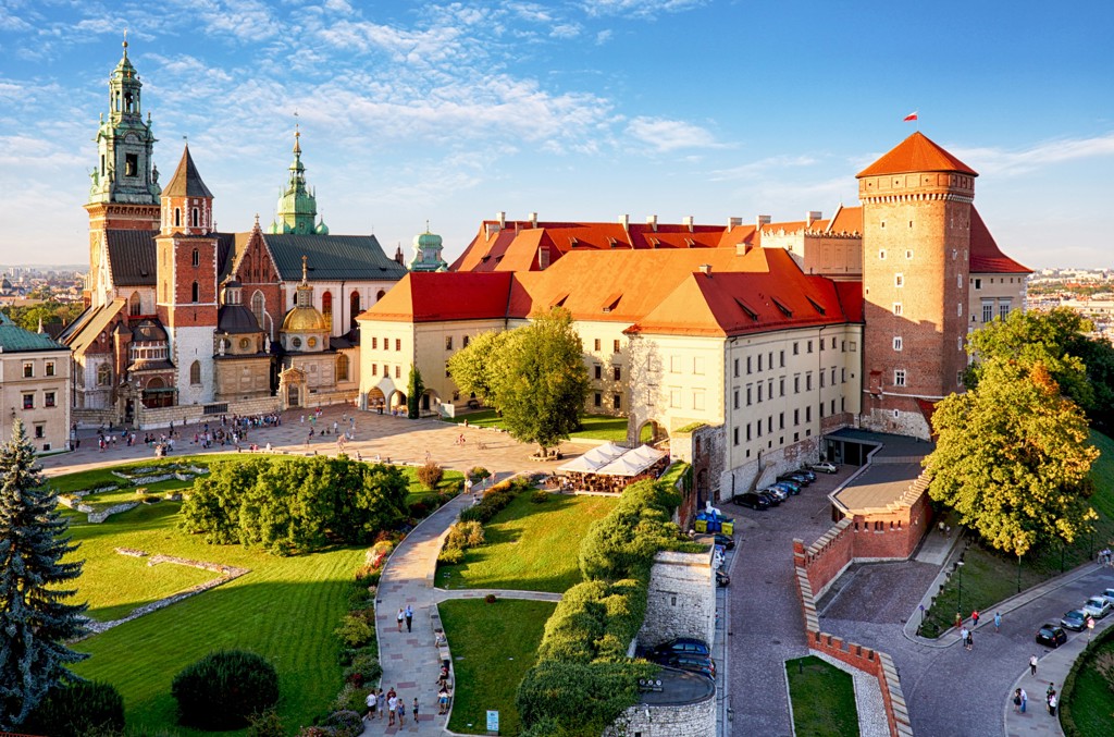Wawel-kasteel en kathedraal in Krakau, Polen, met binnenplaats en rode daken in de zon.