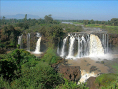 Blauwe Nijl-watervallen bij Bahir Dar op de route Ethiopië 29 dagen, met brede waterval in groen landschap.