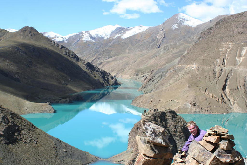 Turquoise bergmeer met besneeuwde toppen in Tibet en Nepal tijdens een groepsrondreis.
