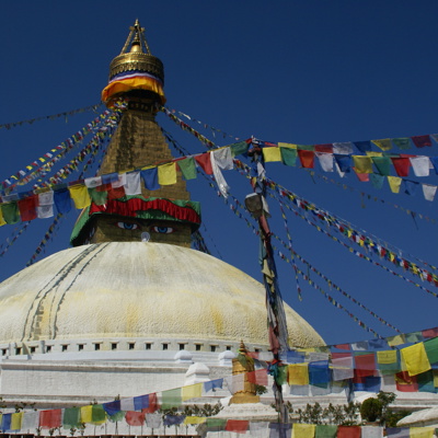 Boudhanath-stoepa in Kathmandu met kleurrijke gebedsvlaggen, tijdens groepsrondreis Tibet en Nepal.