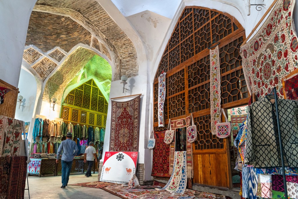 Tapijten en textiel in een overdekte bazaar in Oezbekistan tijdens een groepsrondreis.
