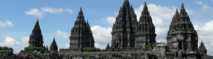 Silhouet van het Prambanan tempelcomplex bij zonsopgang op Java, Indonesië.