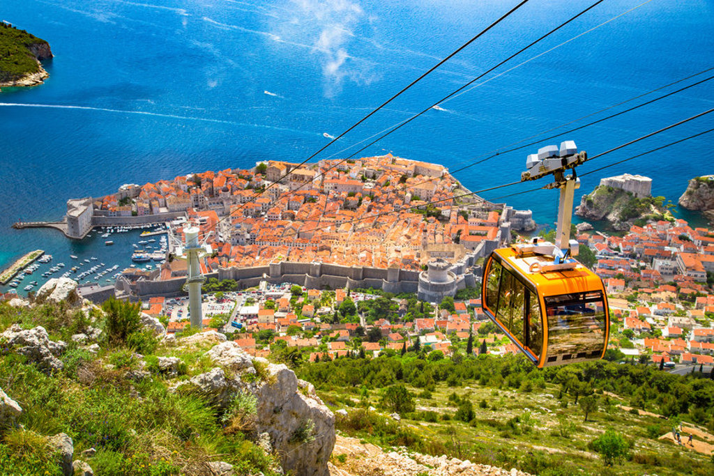 Kabelbaan boven de oude stad Dubrovnik aan de Adriatische Zee, tijdens groepsrondreis Italië & Kroatië.