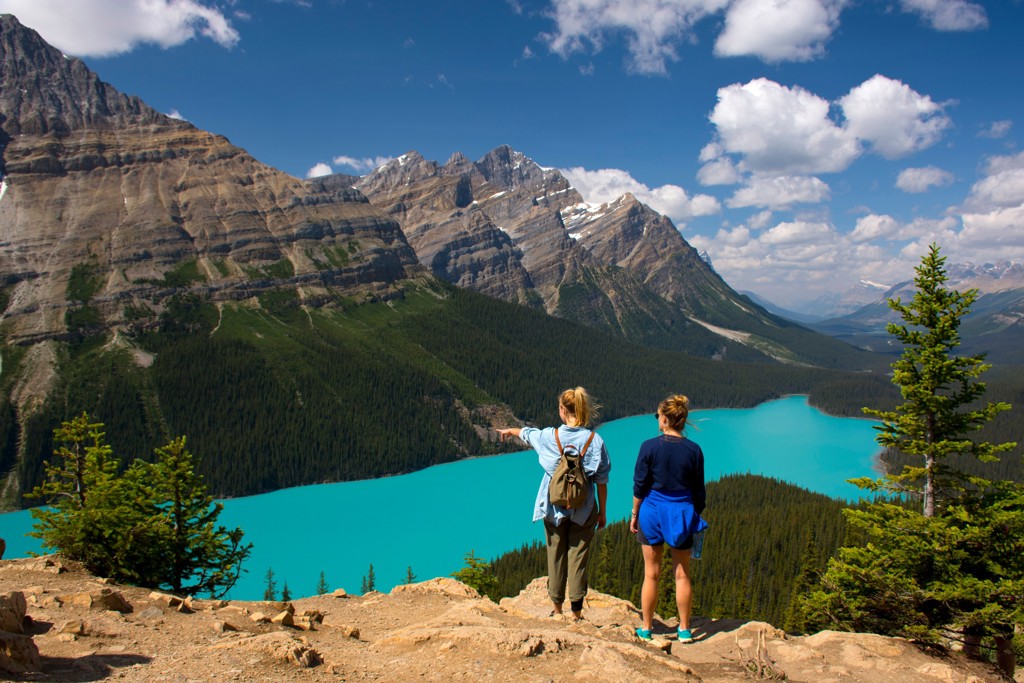 Uitzichtpunt met wandelaars boven turquoise bergmeer in de Canadese Rockies tijdens familiereis Canada West.