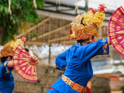 Balinese danseres met waaier tijdens traditionele dansvoorstelling op Bali.