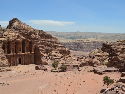 Uitzicht op het Klooster (Ad Deir) in Petra, Jordanië, uitgehouwen in de rotsen.