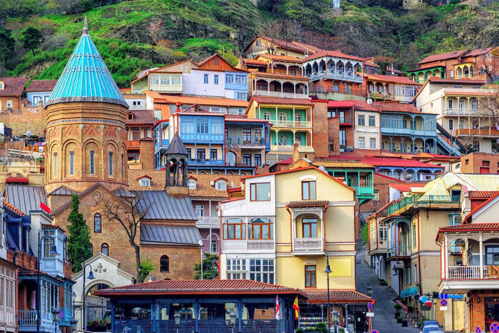 Kleurrijke huizen en de Metekhi-kerk in het oude centrum van Tbilisi, Georgië.