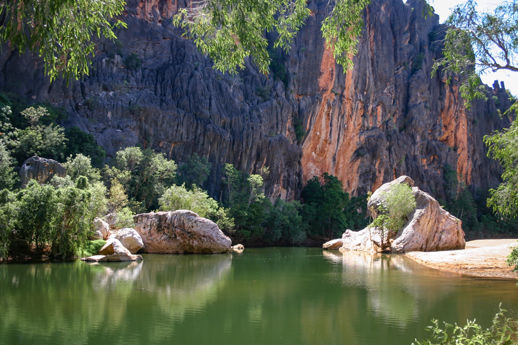 Kloof met steile rotswanden en groene waterpoel in West-Australië tijdens een groepsrondreis.
