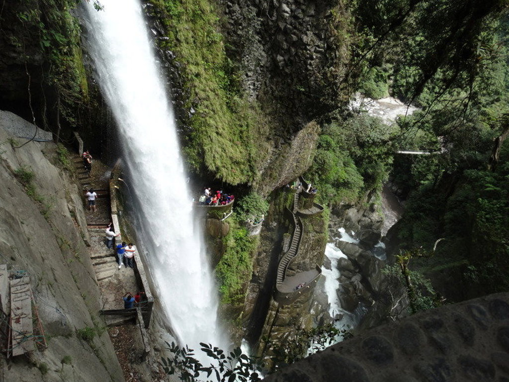 Waterval in de kloof van Pailón del Diablo bij Baños, Ecuador, met trappen en uitzichtpunten.