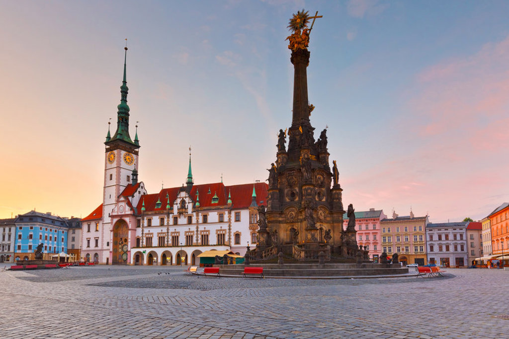 Stadhuis en Drievuldigheidszuil op het centrale plein van Olomouc, Tsjechië, tijdens een groepsrondreis Centraal Europa.