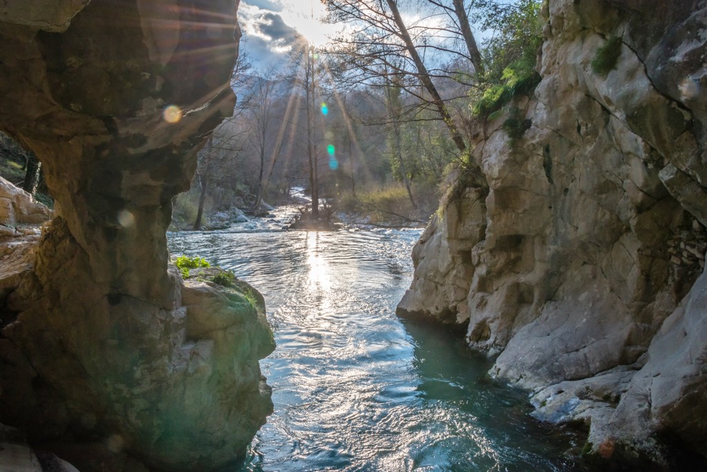 Zonlicht boven een rivierkloof tussen rotswanden in Zuid-Italië, bij de Amalfikust en Cilento.