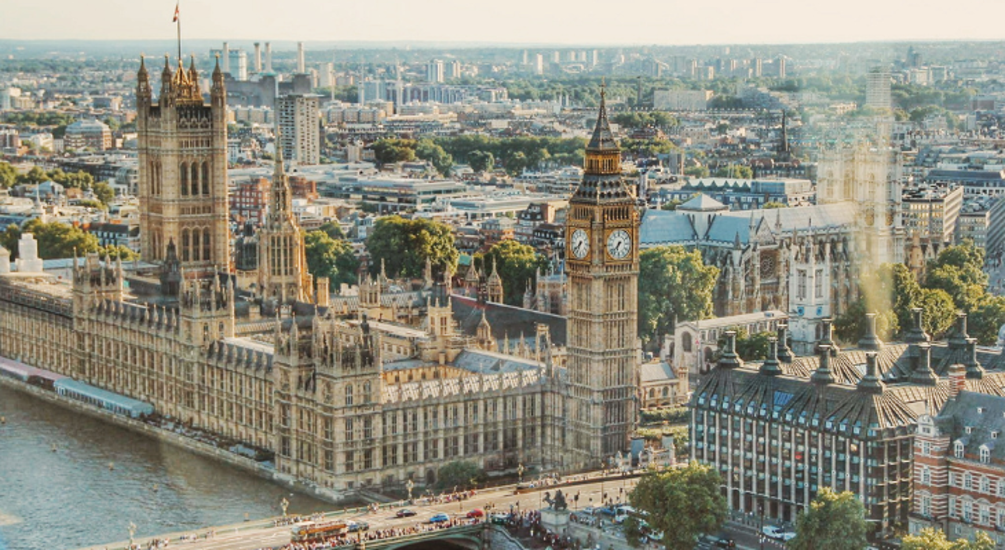 London in Engeland Panorama van de Houses of Parliament en de Big Ben aan de rivier de Theems in Londen.