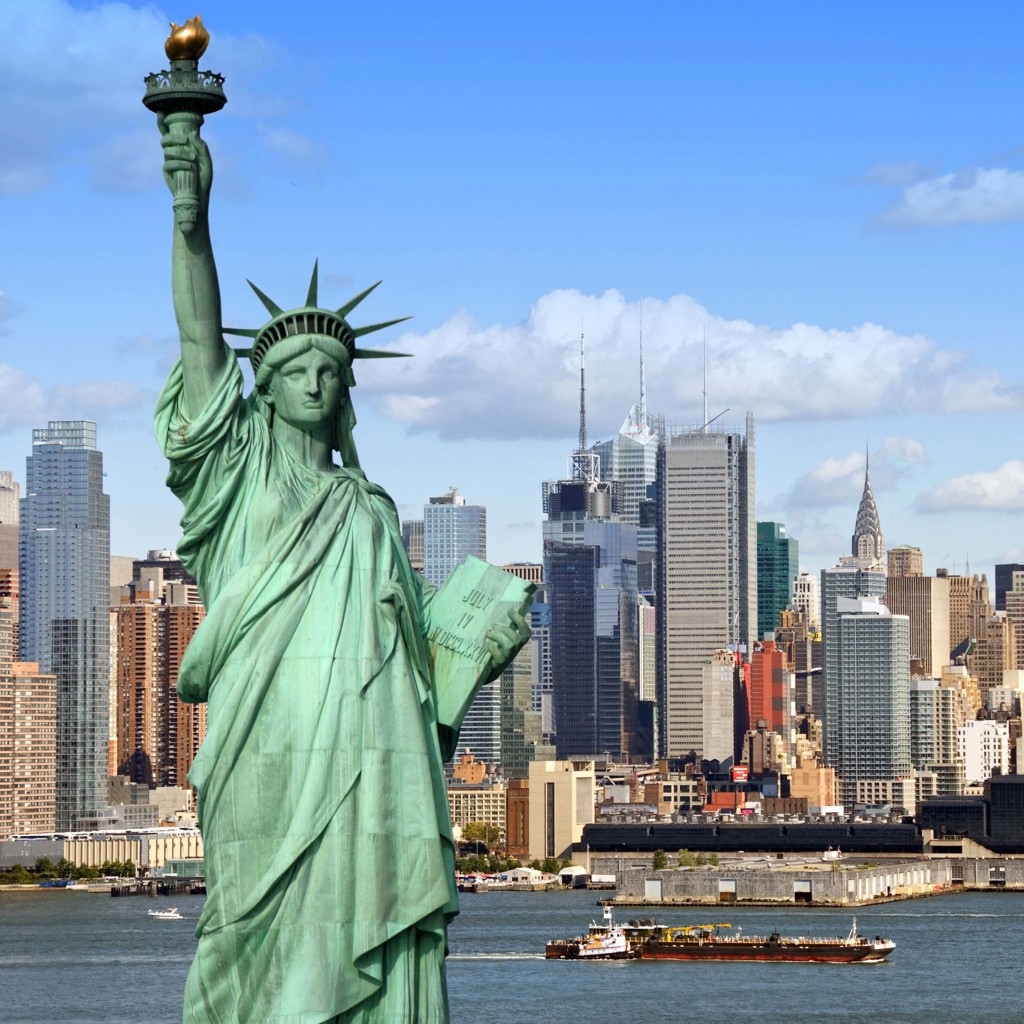 Vrijheidsbeeld met skyline van Manhattan in New York tijdens groepsrondreis Verenigde Staten Noordoost.