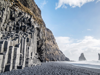 Basaltkolommen bij het zwarte strand van Reynisfjara, Route IJsland.