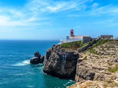 Vuurtoren bij Cabo de São Vicente op de kliffen aan de Algarve-kust, Portugal.