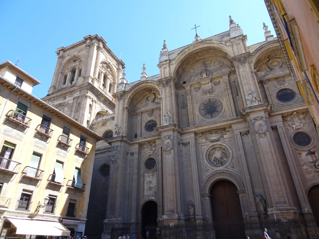 Gevel van de kathedraal van Granada tijdens een 22-35ers reis door Andalusië, Spanje.