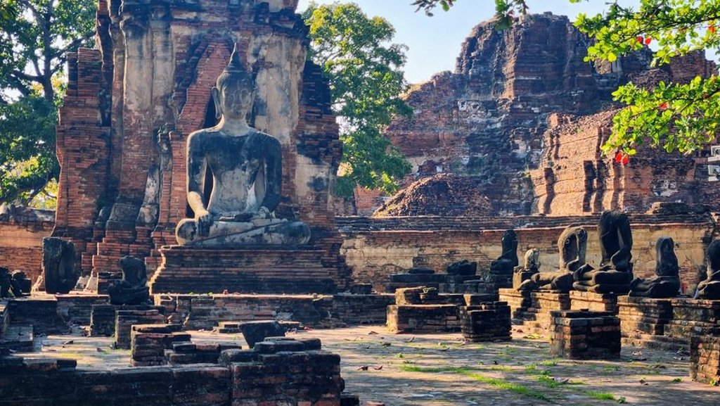 Waterval in het groene regenwoud van Thailand tijdens de familiereis Thailand Hoogtepunten (15 dagen).