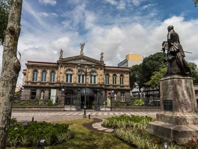 Nationaal Theater van Costa Rica in San José, met standbeeld op de voorgrond.