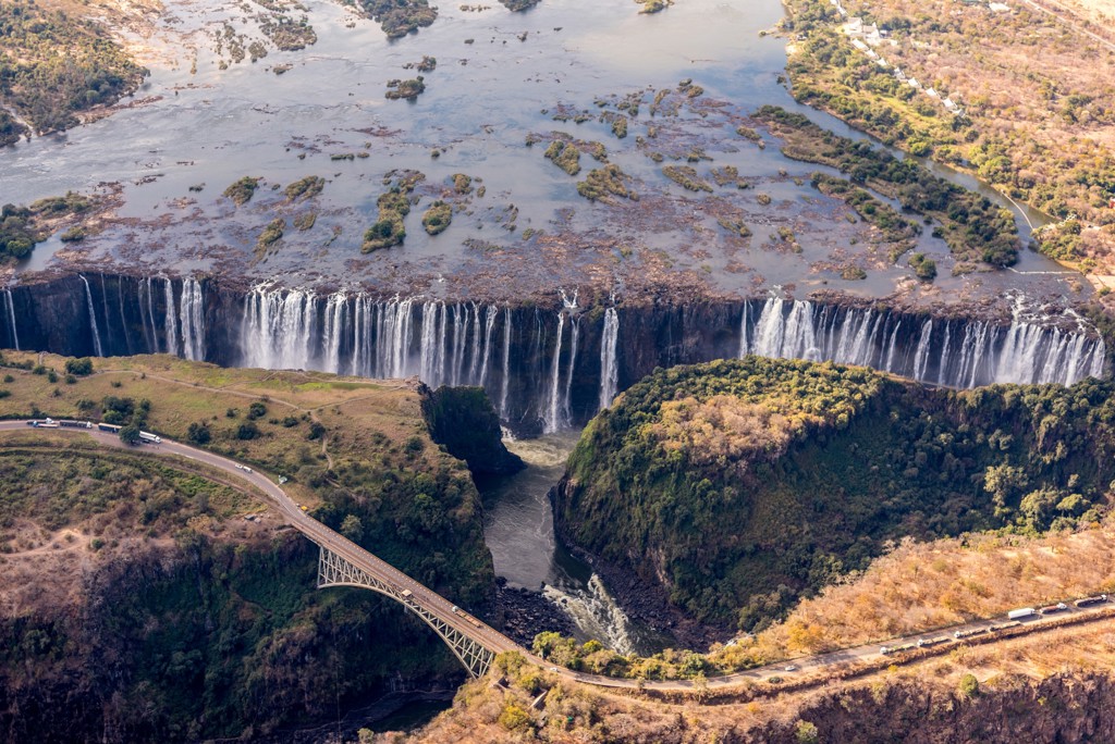 de Victoriawatervallen met brug over de Zambezi, tijdens familiereis Namibië, Botswana en Zimbabwe.