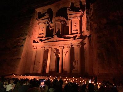 Verlichte Schatkamer van Petra tijdens Petra by Night, met kaarsen en bezoekers in Jordanië.