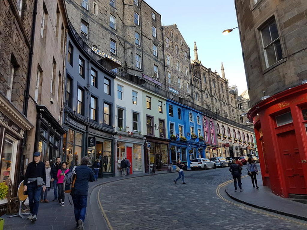 Kleurrijke gevels en straatbeeld in Edinburgh tijdens een groepsrondreis door het Verenigd Koninkrijk.