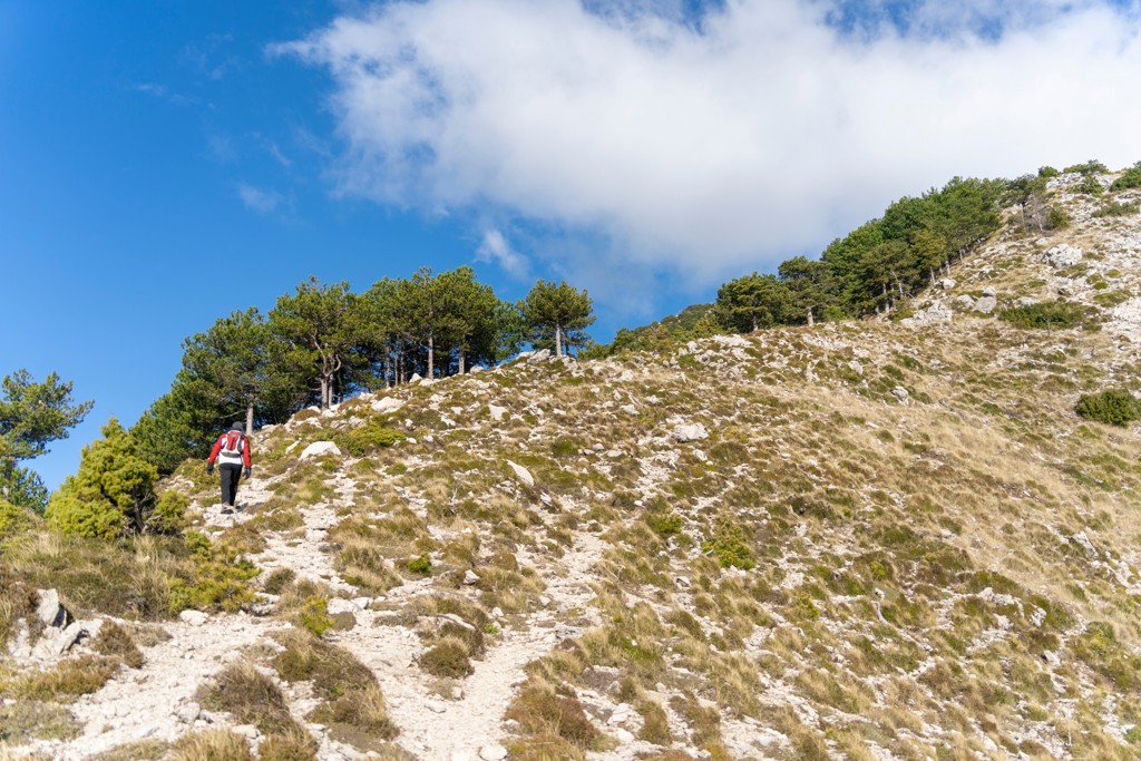 Wandelaar op bergpad in Albanië tijdens wandelvakantie langs de Albanese Rivièra.