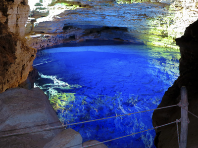 Blauwe ondergrondse lagune in een grot in Brazilië, Route Brazilië.