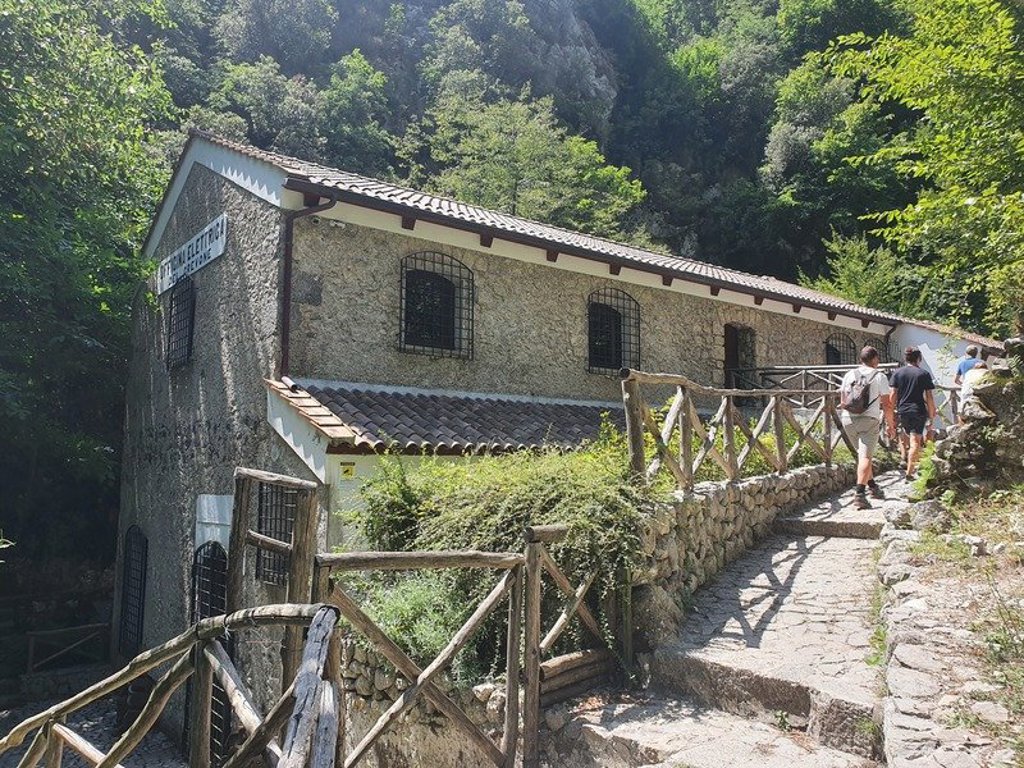 Kustplaats aan de Amalfikust in Zuid-Italië met kleurrijke huizen op steile rotsen boven zee.