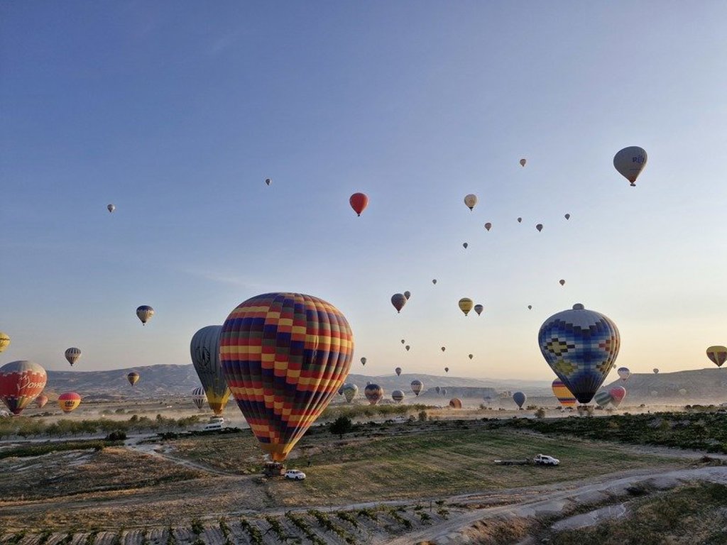 Luchtballonnen bij zonsopkomst boven Cappadocië, Turkije.