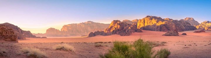 Rode zandduinen en rotsformaties in de woestijn van Wadi Rum, Jordanië.