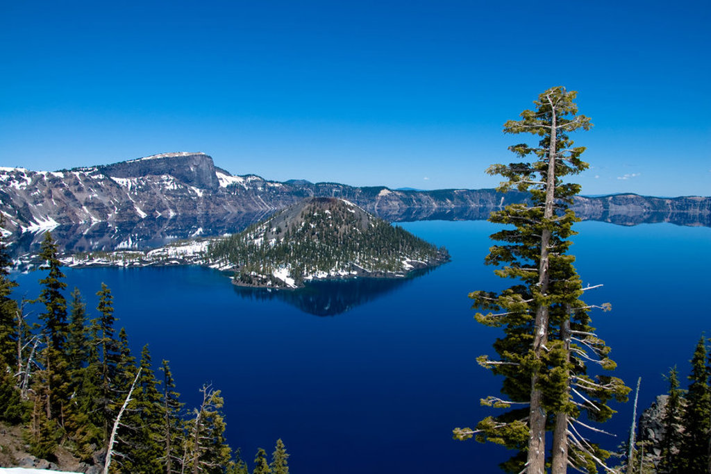 Uitzicht op Crater Lake met Wizard Island en besneeuwde kliffen in het noordwesten van de Verenigde Staten.
