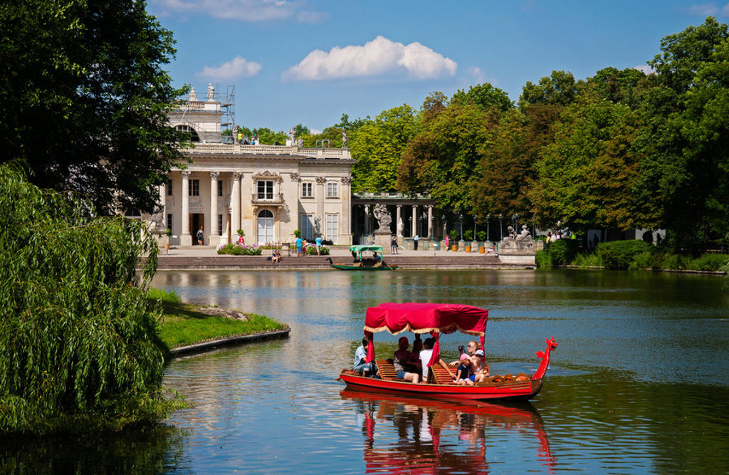 Rondvaartboot op het water bij het Paleis op het Eiland in Łazienki-park, Warschau, tijdens een groepsrondreis Polen.