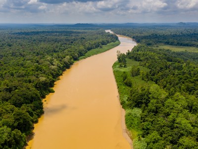 een brede rivier door het regenwoud op Maleisisch Borneo, tijdens de Route Maleisisch Borneo.