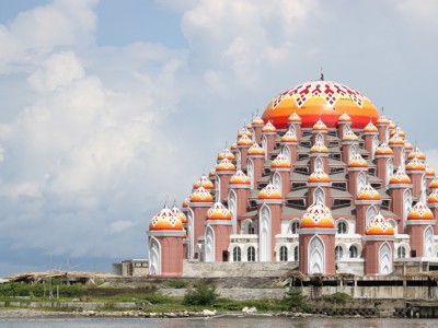 Koepels van de 99 Domes-moskee in Makassar, Sulawesi, Indonesië.