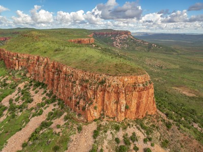 Rode rotsklif en groen plateau in de Kimberley-regio tijdens de Route West Australië, 25 dagen.