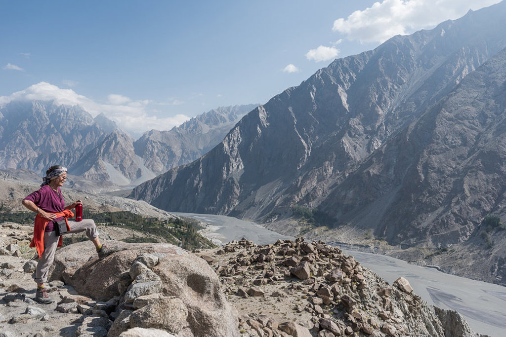 Wandelaar met uitzicht op de bergen en rivier in Baltistan en Hunza, Pakistan.