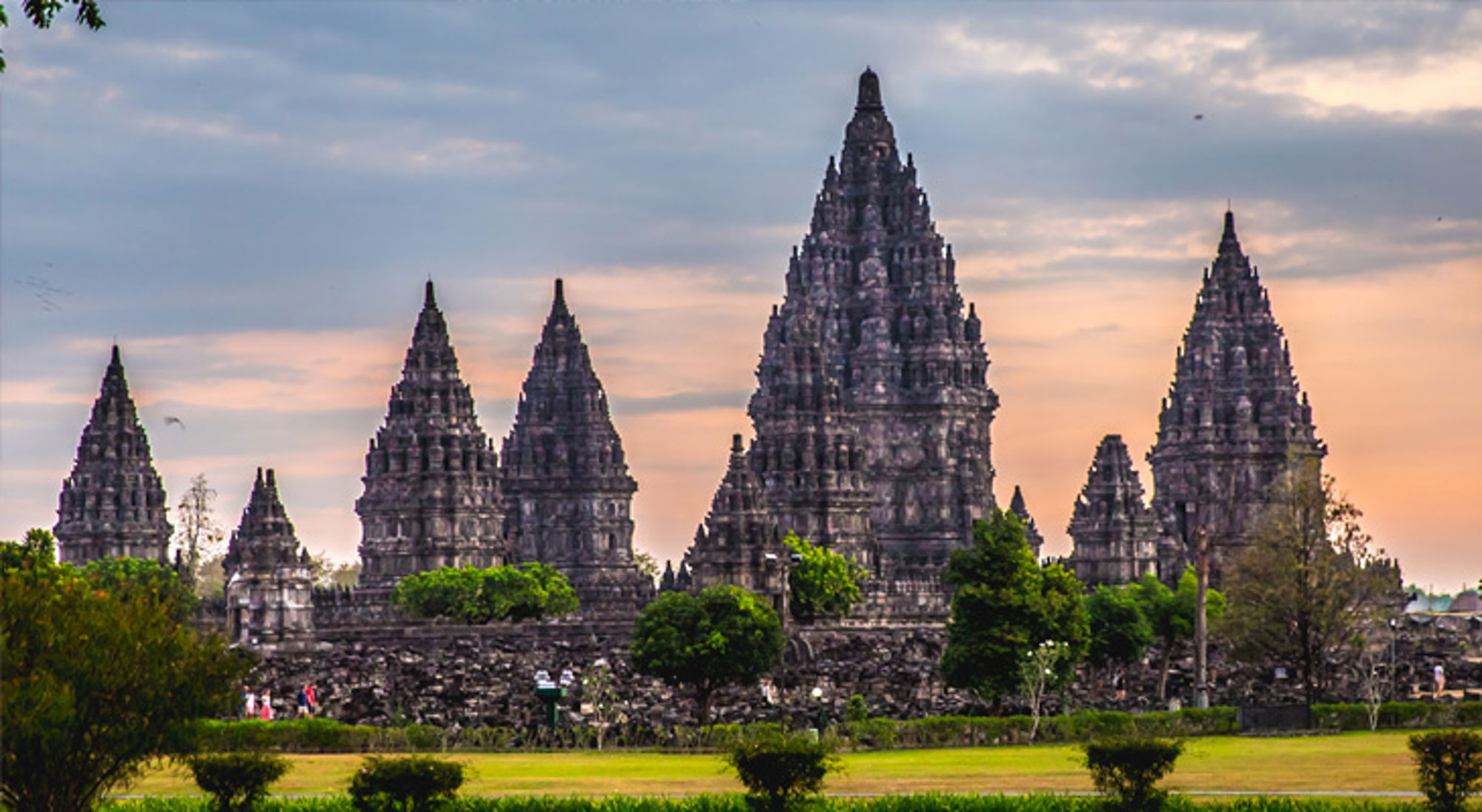 Prambanan Indonesië Prambanan-tempelcomplex op Java, Indonesië, met hoge hindoeïstische torens bij zonsondergang.