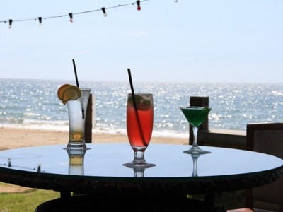 Cocktails op een tafel met uitzicht op het strand en de zee in Maleisisch Borneo.