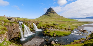 Waterval bij Kirkjufell-berg op IJsland, een van de mooiste regio’s van Europa.