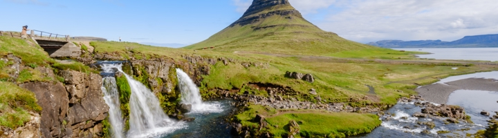 Waterval bij Kirkjufell-berg op IJsland, een van de mooiste regio’s van Europa.