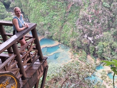 Uitzichtpunt bij de turquoise poelen van Semuc Champey in Guatemala tijdens de route Guatemala, El Salvador en Honduras.