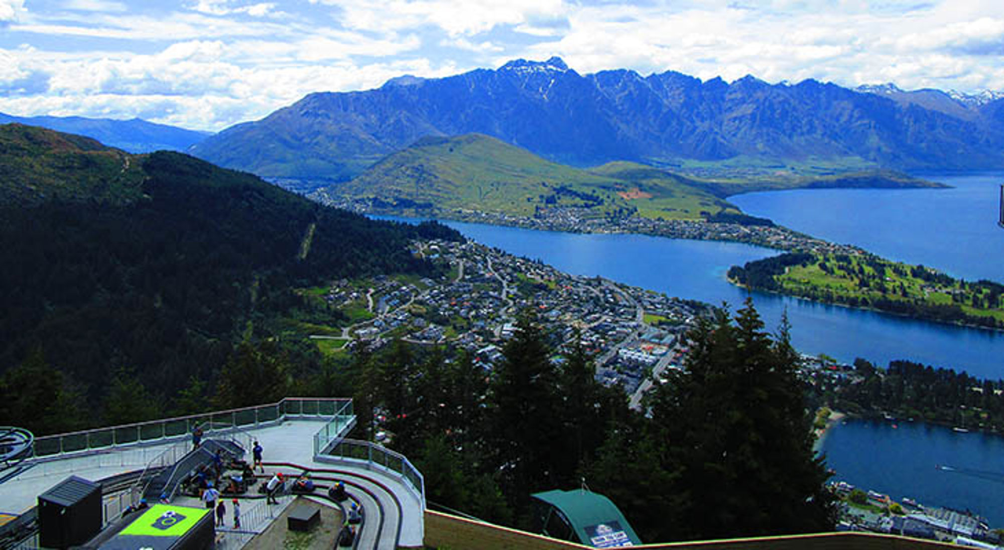 Uitzicht vanaf Skyline Queenstown op Lake Wakatipu, Queenstown en de Remarkables-bergen in Nieuw-Zeeland.