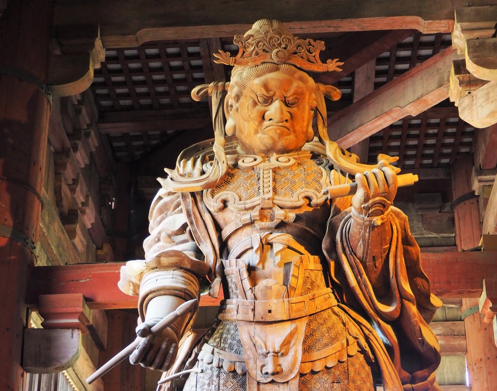 Houten tempelwachterbeeld in Japanse boeddhistische tempel, hoogtepunt van een groepsrondreis Japan.