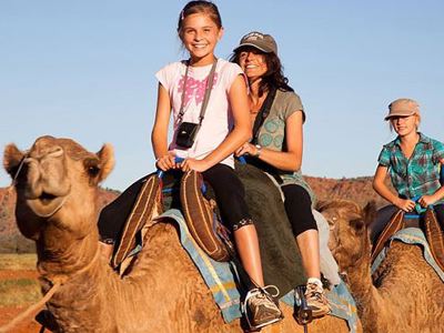 Moeder en kind maken een kamelentocht tijdens de familiereis route Marokko Zomer, 21 dagen.