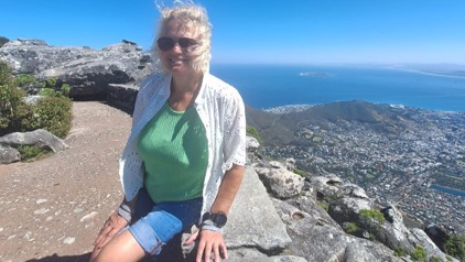 Annemarie op de Tafelberg met uitzicht over Kaapstad en de Atlantische Oceaan.