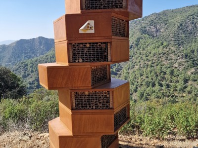 Insectenhotel langs de wandelroute in de bergen van Cyprus tijdens de Cyprus familiereis.