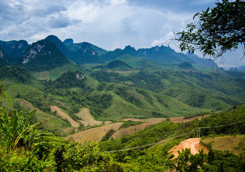 Groene heuvels en berglandschap in Laos tijdens 22-35ers reis Thailand, Laos & Cambodja.