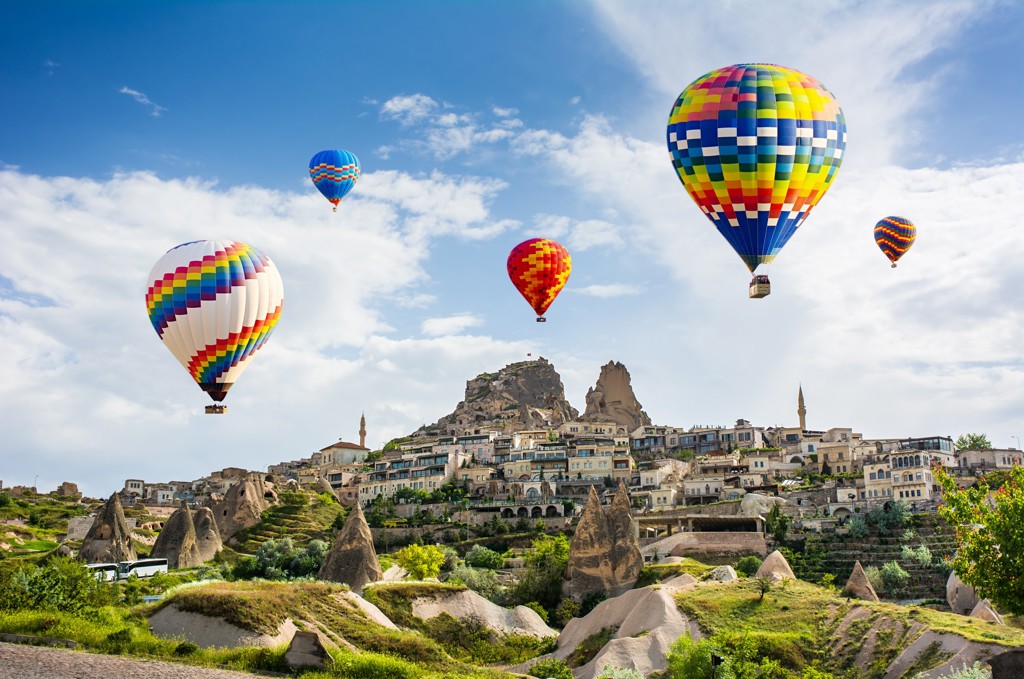 Luchtballonnen boven het rotslandschap en de grotwoningen van Cappadocië tijdens een rondreis Turkije hoogtepunten.