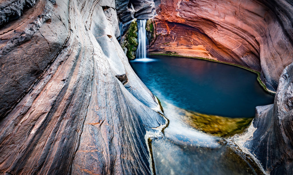 Waterval in een rotskloof met helderblauw zwembad tijdens groepsrondreis West-Australië.